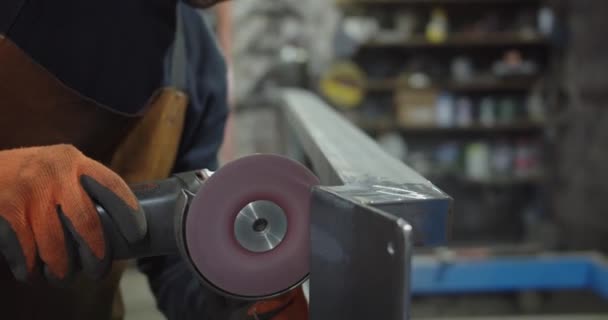 Cerrajeros Taller Metalurgia Maestro Trabajo — Vídeo de stock