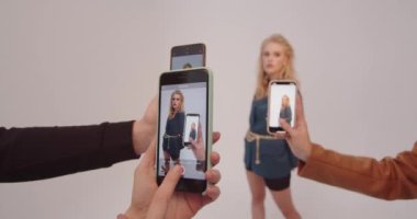 Kızlar stüdyoda telefonla fotoğraf çektiriyorlar. Yüksek kalite 4k görüntü