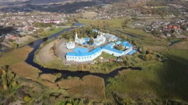 Village Town 'ın havadan çekimi, kesinlikle. Gorodotsky St. Nicholas Manastırı. Ukrayna. Yüksek kalite 4k görüntü
