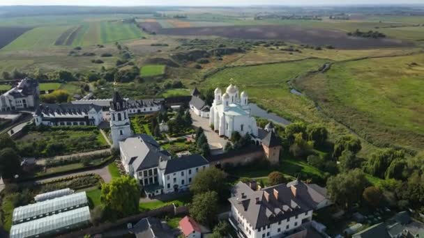 Aerial Shot Village Zymne Svyatogorsky Assumption Zymna Stauropean Monastery Ukraine — Stockvideo