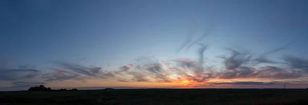 Ufkun üzerinde batan güneşin muhteşem manzarası