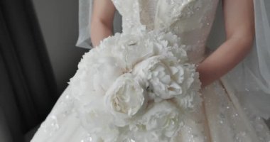 Lüks beyaz bir buket çiçekle gelin