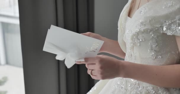 Bruidegom Stuurde Een Brief Naar Bruid Met Een Verrassing — Stockvideo