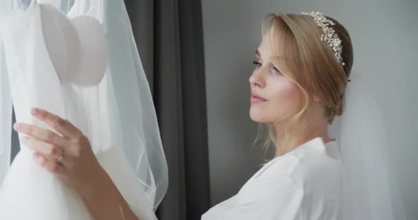 Sexy Panna Młoda Próbuje Sukni Ślubnej — Wideo stockowe