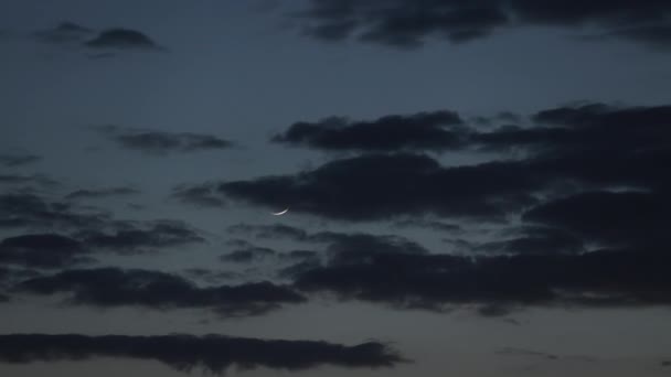 Luna Nueva Cielo Tarde Con Nubes Imágenes Alta Calidad — Vídeos de Stock