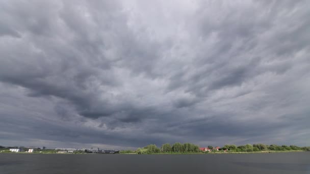Ουρανός Πάνω Από Ποτάμι Είναι Καλυμμένος Πυκνά Σύννεφα Υψηλής Ποιότητας — Αρχείο Βίντεο