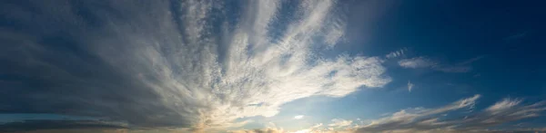 Yeryüzünün üzerinde berrak ve huzurlu bir gökyüzü