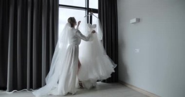 Seksi gelin gelinlik deniyor.
