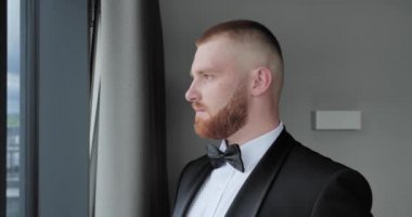 Siyah takım elbiseli cesur beyefendi.