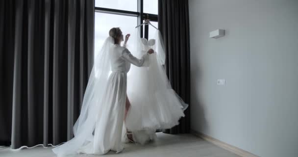 Szexi Menyasszony Próbál Egy Esküvői Ruha — Stock videók