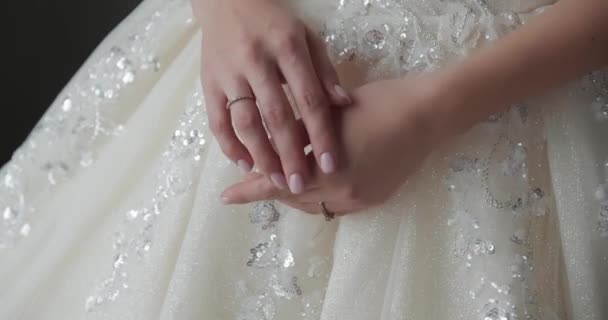 Χέρια Της Νύφης Ένα Διαμαντένιο Δαχτυλίδι Γάμου — Αρχείο Βίντεο