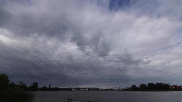 Cielo Sobre Río Está Cubierto Nubes Gruesas Imágenes Alta Calidad — Vídeos de Stock