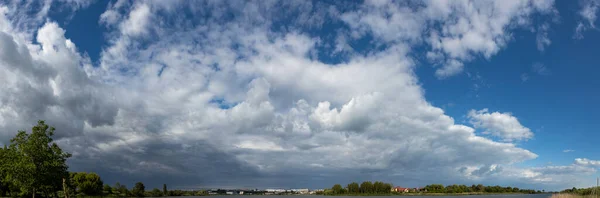 Gökyüzü yerin üstünde kalın bulutlarla kaplıdır.