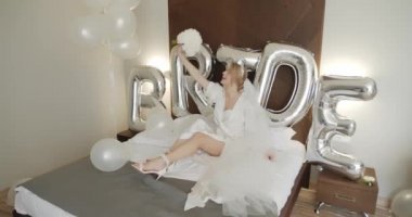 Gelin beyaz bir buket çiçekle