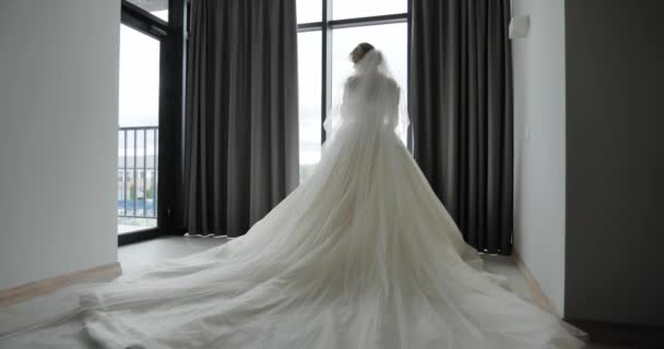 新娘站在窗前等新郎 — 图库视频影像