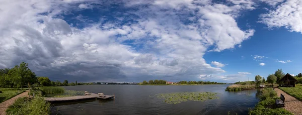 Gökyüzü yerin üstünde kalın bulutlarla kaplıdır.
