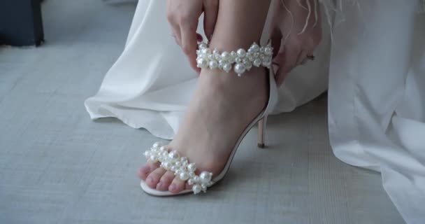 Bride Wears Wedding Shoes — Stockvideo