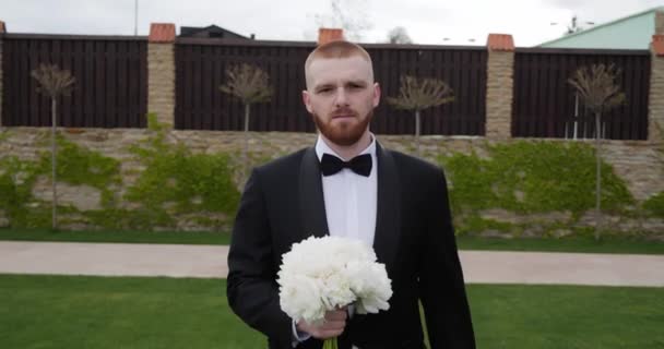 Groom Prepares Wedding Ceremony — Stockvideo