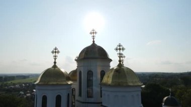 Ostroh şehrini hava kuvvetleri vurdu. Ostorg Kalesi. Teolojik Katedral. Ukrayna. Yüksek kalite 4k görüntü