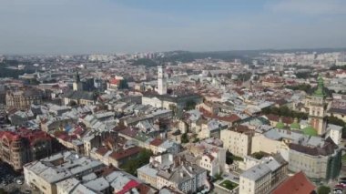 Havadan çekilen Lviv şehri. Belediye binası, pazar meydanı. Ukrayna. Yüksek kalite 4k görüntü