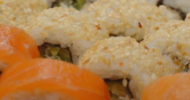 Suşi nigiri somon Japon yemeği. Japon gurme. Çiğ balık ve pilav. Tipik Asya yemekleri. Yüksek kalite 4k görüntü