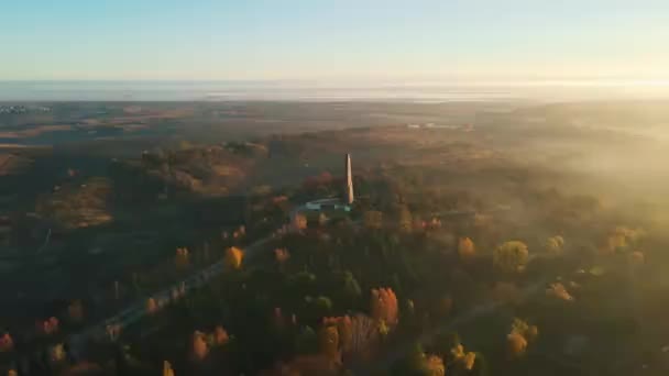 栄光の記念館で霧で夜明け ウクライナの秋の都市 空中射撃だ 高品質4K映像 — ストック動画