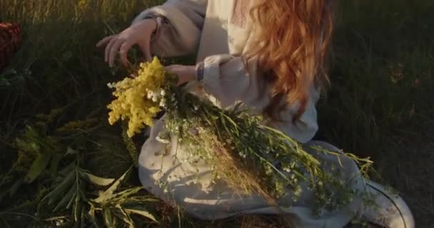 Girl Weaves Wreath According Ancient Ukrainian Traditions — Vídeo de stock