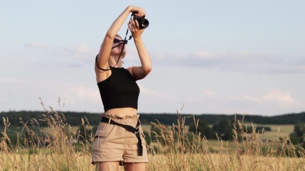 Girl Photographs Beauty Nature — Video Stock