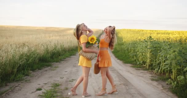 Twee Blondjes Wandelen Natuur Een Zomerse Zonnige Dag — Stockvideo