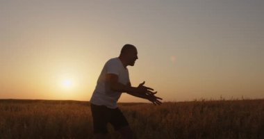 Ebeveyn bakımı. Baba kızıyla oynuyor. Uzun zamandır beklenen bir toplantı.
