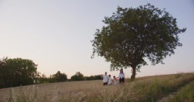 Arkadaş canlısı mutlu aile birlikte eğleniyor.