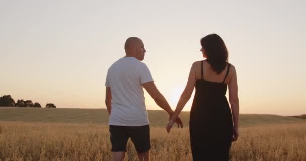 Man Tenderly Embraces His Wife — Stock videók