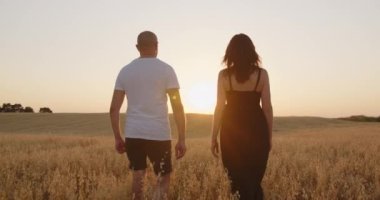 Bir erkek ve bir kadın aşık