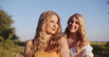 İki güzel sarışın birbirine aşık.