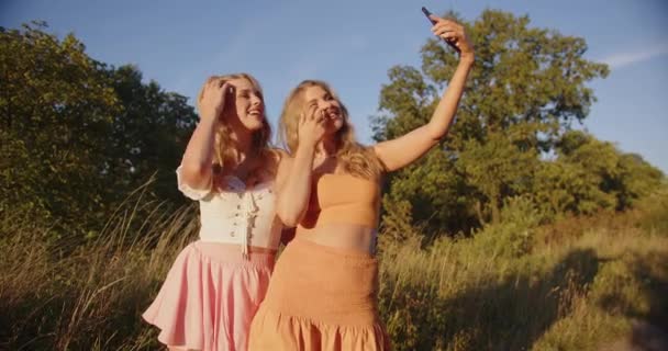Две Блондинки Фотографируются Природе Солнечный Летний День — стоковое видео