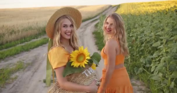 Two Pretty Blondes Walking Path Field Flowers — Stockvideo