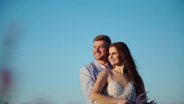 Ερωτευμένοι Νιόπαντροι Αγκαλιάζονται Τρυφερά Υψηλής Ποιότητας Υλικό Fullhd — Αρχείο Βίντεο