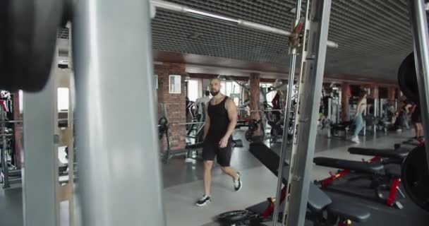 Ένας Άντρας Πηγαίνει Στο Γυμναστήριο Για Προπονηθεί Βελτιώσει Σώμα Του — Αρχείο Βίντεο