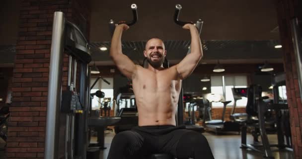 Γυμναστήριο Άνθρωπος Χτίζει Μυς Στο Γυμναστήριο Γυμνός Κορμός Ένας Δυνατός — Αρχείο Βίντεο