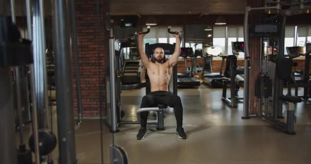 Ένας Έμπειρος Αθλητής Βελτιώνει Σώμα Του Στο Γυμναστήριο Γυμναστική Μυϊκό — Αρχείο Βίντεο