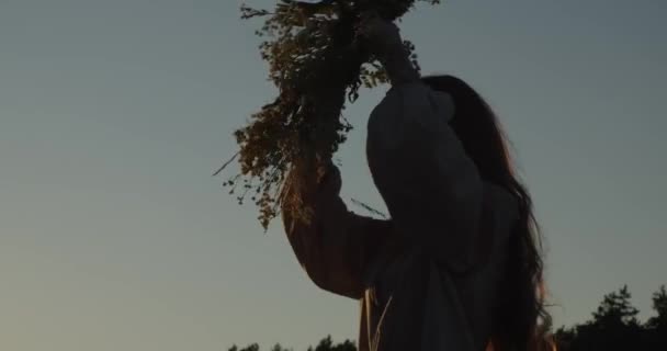 Girl Wears Wreath According Ancient Ukrainian Traditions Celebrate Holiday Ivan — Stok video