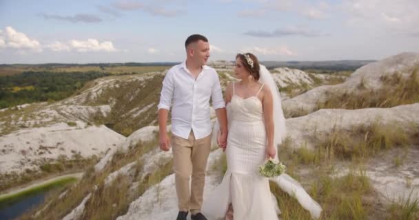 Cheerful Man Woman Walking Outdoors Happy Couple Taking Pictures Mountains — Αρχείο Βίντεο