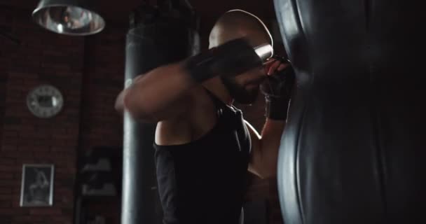 Guy Boxing Gloves Works Out Gym Honing His Punches — стоковое видео