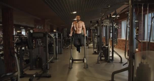Опытный Спортсмен Улучшает Свое Тело Тренажерном Зале Мышечное Тело — стоковое видео
