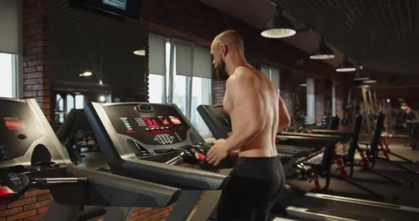 Guy Doing Sports Gym — стоковое видео