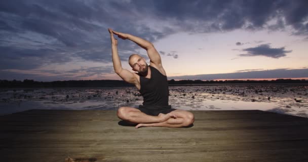 Athlete Sits Lotus Position Meditates — Stok Video