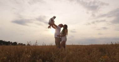 Mutlu bir baba ailesi için endişelenir.