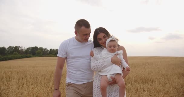 Homem Feliz Abraça Sua Esposa Que Está Carregando Bebê — Vídeo de Stock