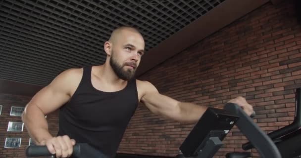 Homem Trabalha Simuladores Desportivos Ginásio Melhorando Seu Corpo Treino Cardiológico — Vídeo de Stock