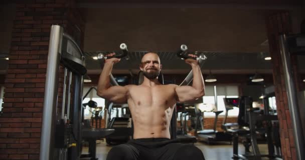 Egy Tapasztalt Sportoló Javítja Testét Edzőteremben Fitness Izmos Test Fitnesz — Stock videók